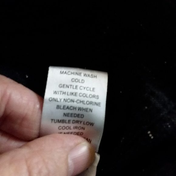 ⬇️On the Byas shirt - Picture 5 of 6